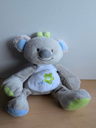 Koala Arthur gris blanc vert Arthur et lola